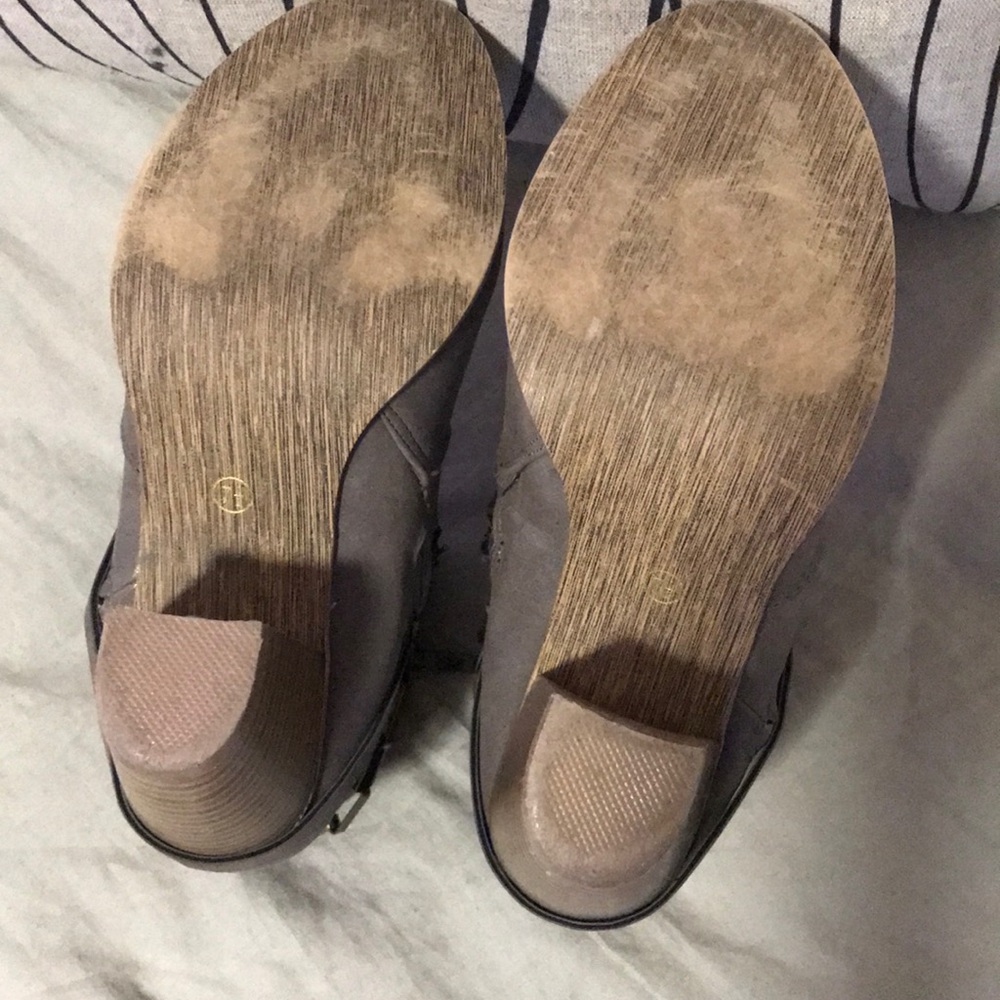 Taupe sz 7.5 booties EUC - Picture 3 of 5